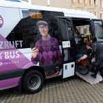 Kleinbusse (hier RufBus Colditz) verfügen ebenso über eine Rampe, die bei Bedarf schnell zum Einsatz kommt.